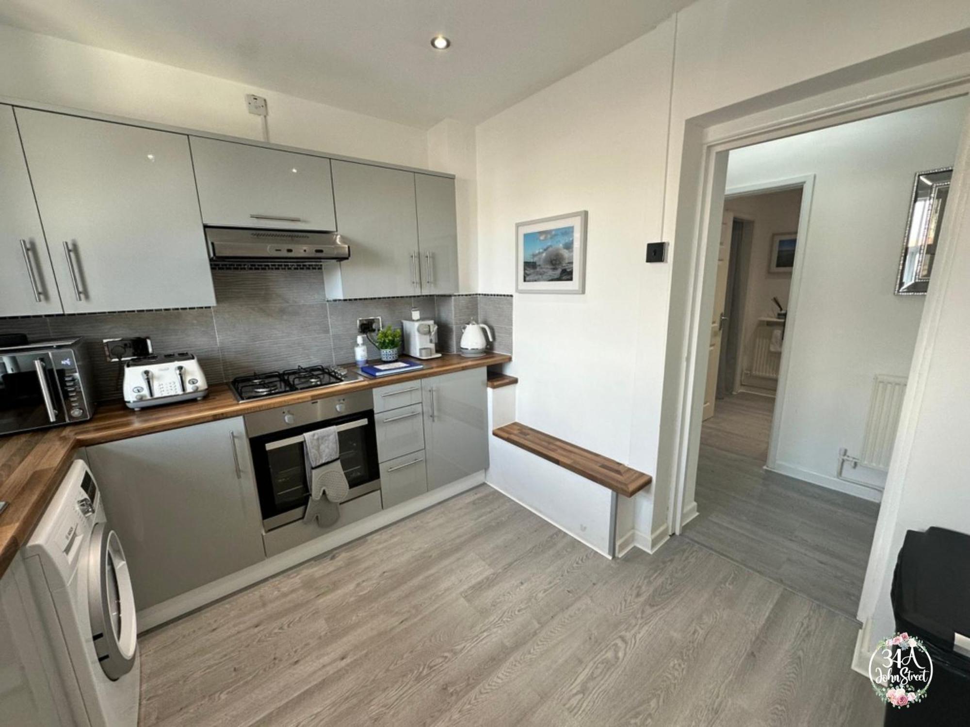 Coastal Retreat Town Centre Entire Property, Very Close To Sea & Restaurants, 2 King Size Beds Porthcawl Exterior photo