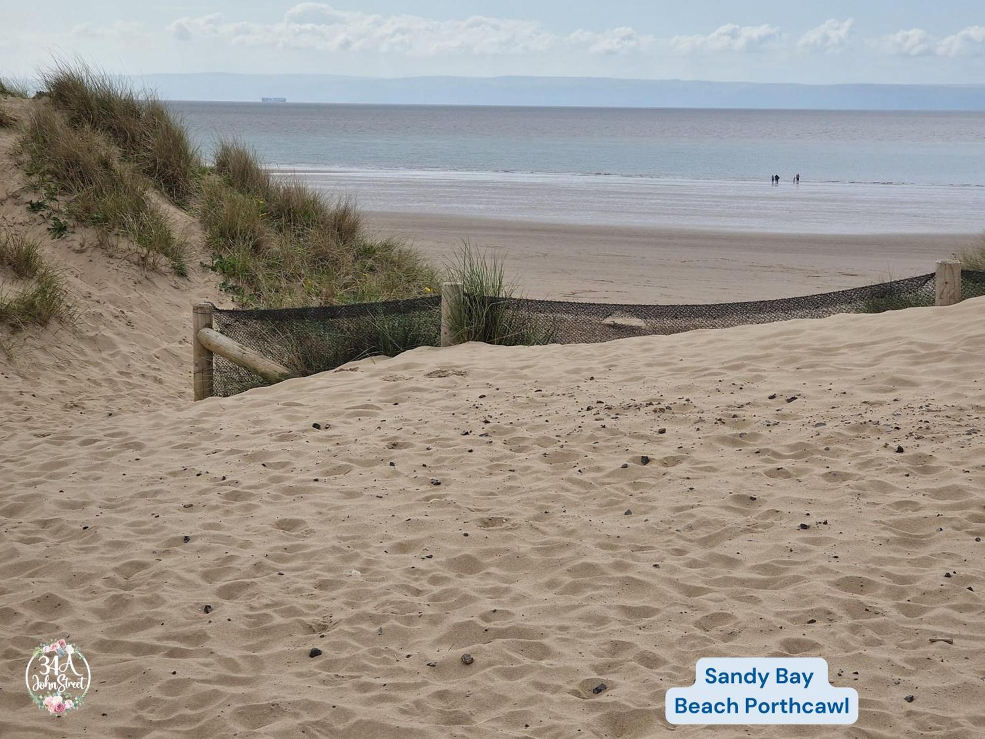 Coastal Retreat Town Centre Entire Property, Very Close To Sea & Restaurants, 2 King Size Beds Porthcawl Exterior photo